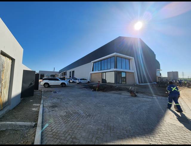 761M² WAREHOUSE TO LET IN STIKLAND INDUSTRIAL